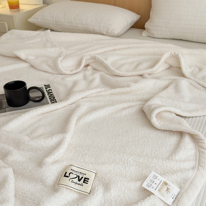 91家纺网 家纺一手货源 找家纺 沐棉 2024新款牛奶绒菠萝格包边羊羔绒泰迪绒毛毯-静物图 米白色