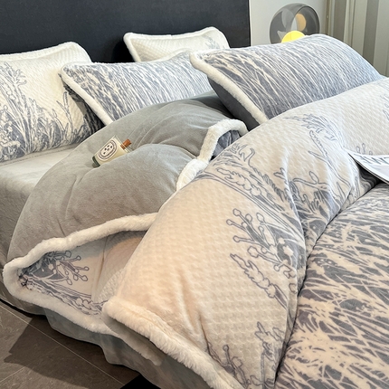 91家纺网 家纺一手货源 找家纺 （总）极简 2024新款兔毛宽包边立体雕好牛奶绒四件套-米莱