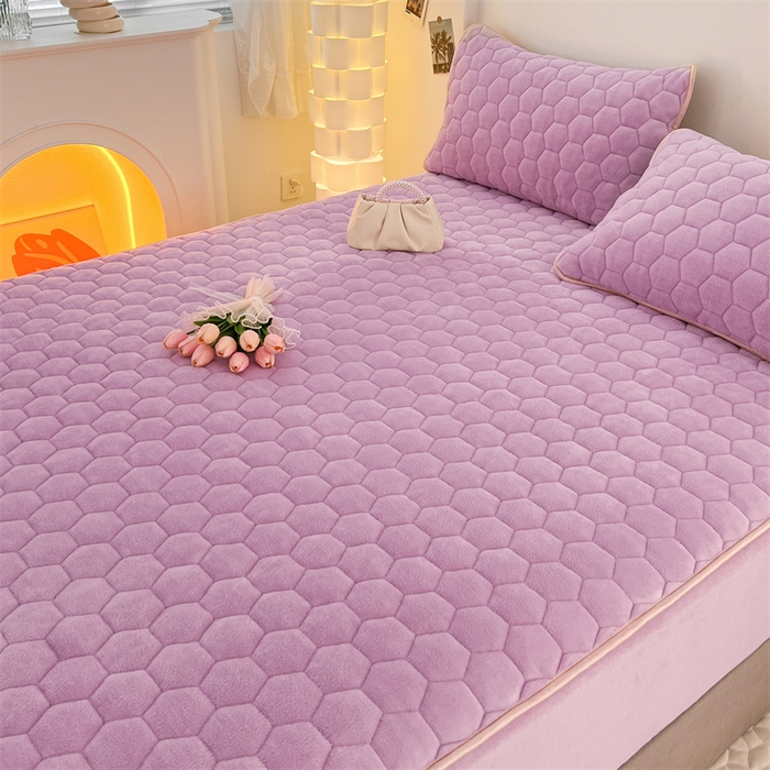 91家纺网 家纺一手货源 找家纺 梦舒羽 2025新款牛奶绒夹棉床笠三件套床罩床单床盖护垫套 香芋紫