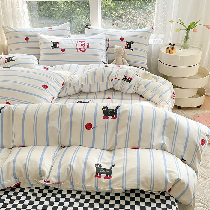 91家纺网 家纺一手货源 找家纺 麦伦家居 2024全棉斜纹13372小清新碎花卡通系列四件套 蓝条小猫咪