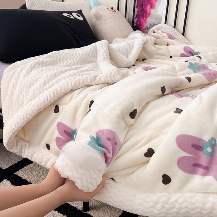 91家纺网 家纺一手货源 找家纺 HL原创 2024新款三层加厚牛奶绒盖毯被毯子 三层加厚盖毯被-紫色草莓兔