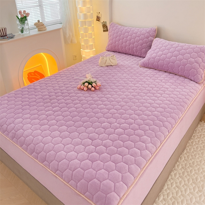 91家纺网 家纺一手货源 找家纺 梦舒羽 2025新款牛奶绒夹棉床笠三件套床罩床单床盖护垫套 香芋紫