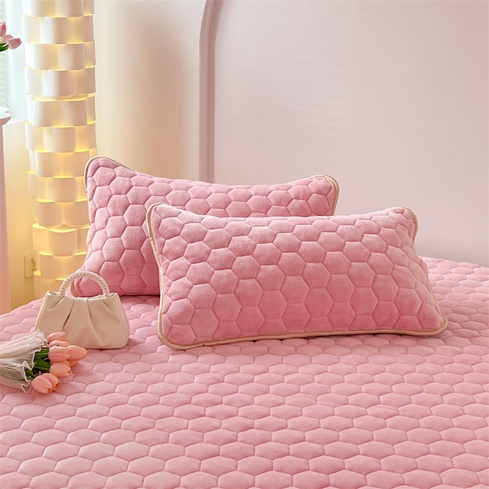 91家纺网 家纺一手货源 找家纺 梦舒羽 2025新款牛奶绒夹棉床笠三件套床罩床单床盖护垫套 樱花粉