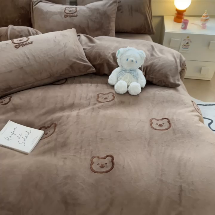 91家纺网 家纺一手货源 找家纺 雅居纺家纺 2024新款高克重牛奶绒毛巾绣四件套 小熊-咖