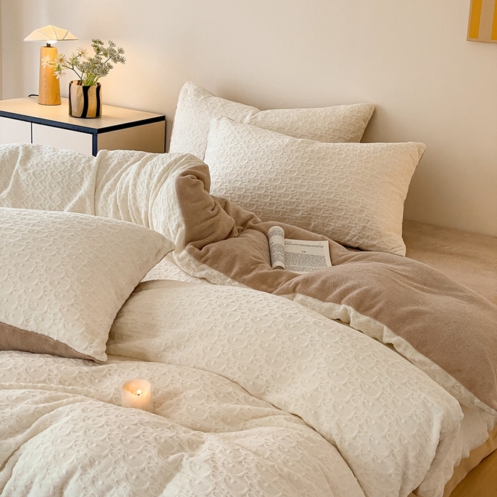 91家纺网 家纺一手货源 找家纺 雅居纺家纺 2024新款简约风雕花绒四件套 米兰-白