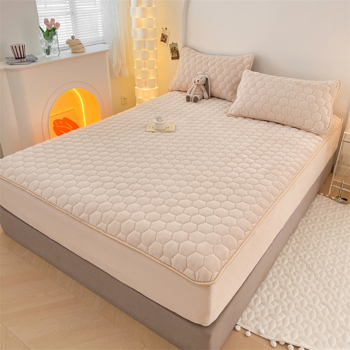 91家纺网 家纺一手货源 找家纺 梦舒羽 2025新款牛奶绒夹棉床笠三件套床罩床单床盖护垫套 卡其米