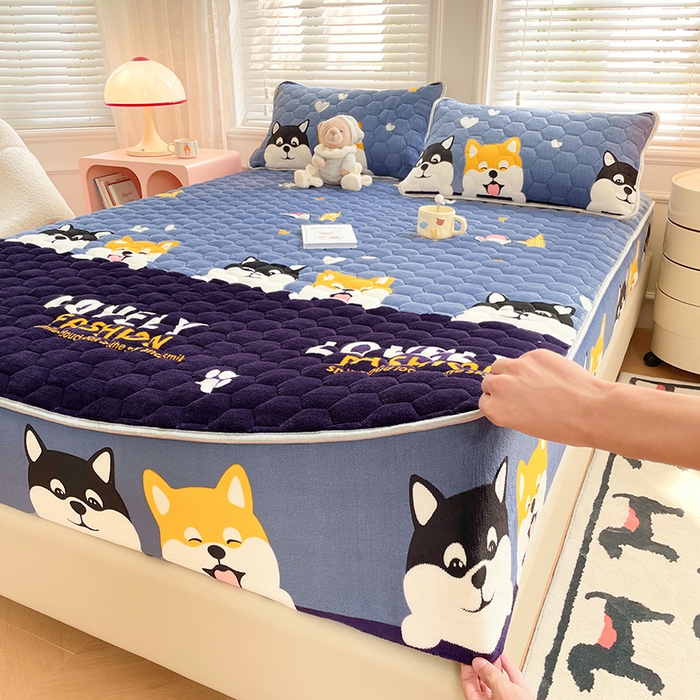 91家纺网 家纺一手货源 找家纺 梦舒羽 2025新款牛奶绒夹棉床笠三件套床罩床单床盖护垫套 小柯基