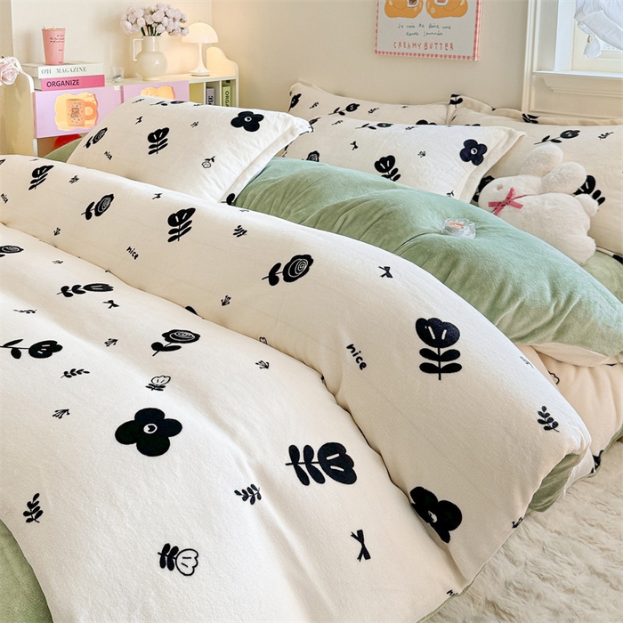 91家纺网 家纺一手货源 找家纺 名兮 2024新款卡通时尚风高克重牛奶绒四件套 花溪