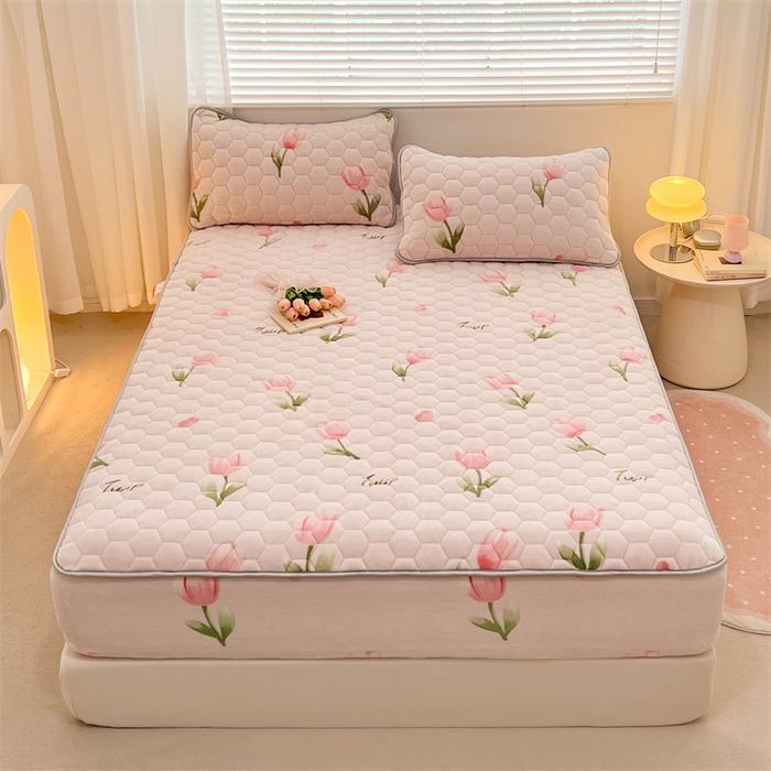 91家纺网 家纺一手货源 找家纺 梦舒羽 2025新款牛奶绒夹棉床笠三件套床罩床单床盖护垫套 花语