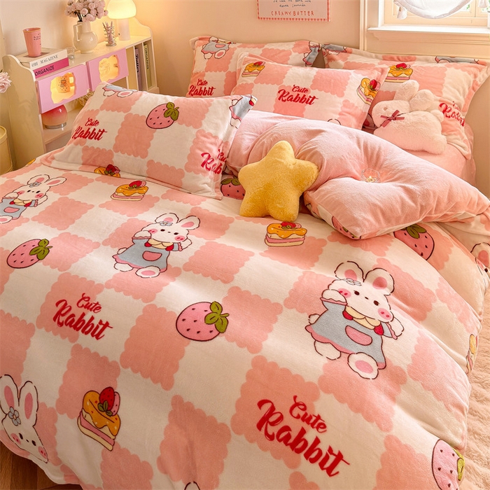 91家纺网 家纺一手货源 找家纺 名兮 2024新款卡通时尚风高克重牛奶绒四件套 格子兔