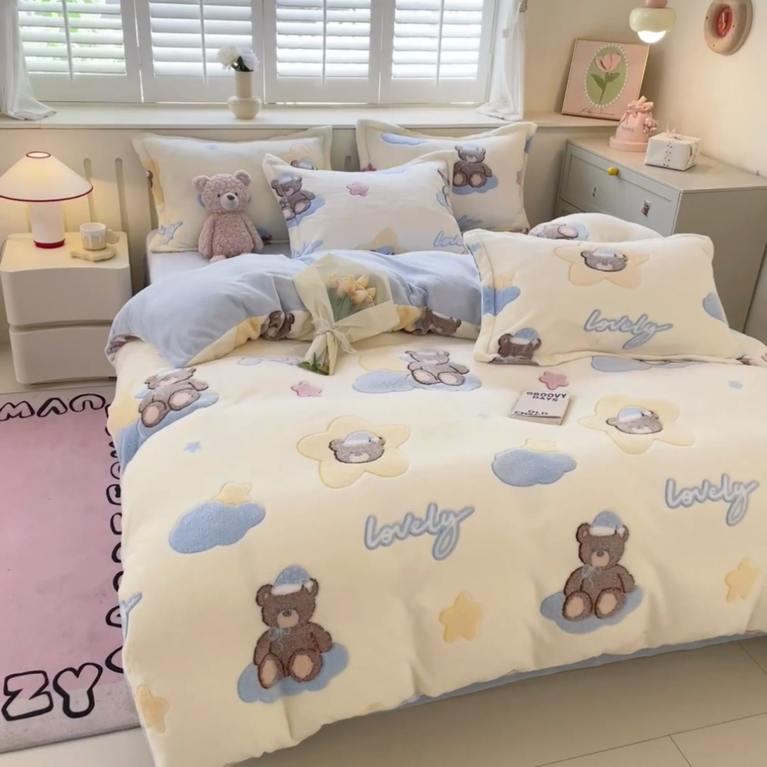 91家纺网 家纺一手货源 找家纺 沐慕 2024新款卡通印花雪花绒四件套加厚牛奶绒四件套 可爱熊
