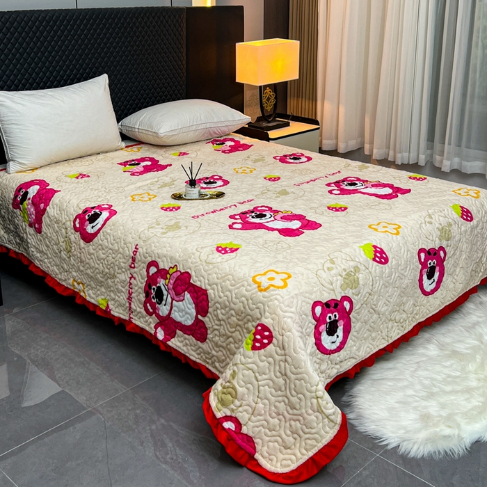 91家纺网 家纺一手货源 找家纺 梵克保罗 2024新款亲肤舒适牛奶绒花边单床盖 草莓熊