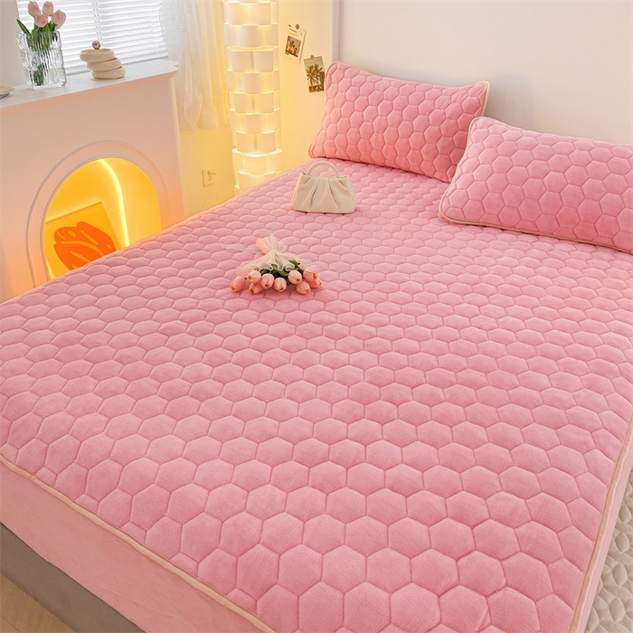 91家纺网 家纺一手货源 找家纺 梦舒羽 2025新款牛奶绒夹棉床笠三件套床罩床单床盖护垫套 樱花粉