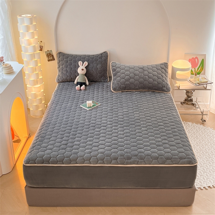 91家纺网 家纺一手货源 找家纺 梦舒羽 2025新款牛奶绒夹棉床笠三件套床罩床单床盖护垫套 山茶灰