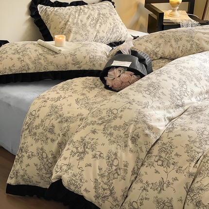 91家纺网 家纺一手货源 找家纺 羚羊语家纺 2024新款轻法式赫本风灯芯绒四件套提花立体韩版花边牛奶绒三件套 初禾