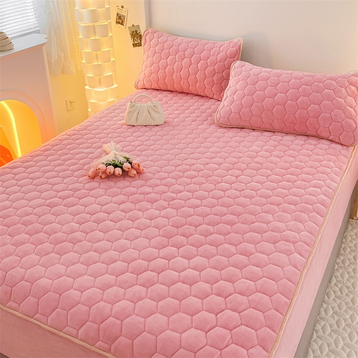 91家纺网 家纺一手货源 找家纺 梦舒羽 2025新款牛奶绒夹棉床笠三件套床罩床单床盖护垫套 樱花粉