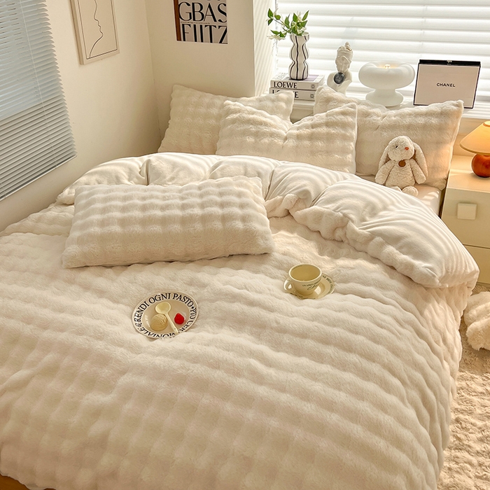 91家纺网 家纺一手货源 找家纺 欧冠家纺 2024秋冬新款纯色泡泡绒和七彩泡泡床裙款四件套 泡泡-奶白色