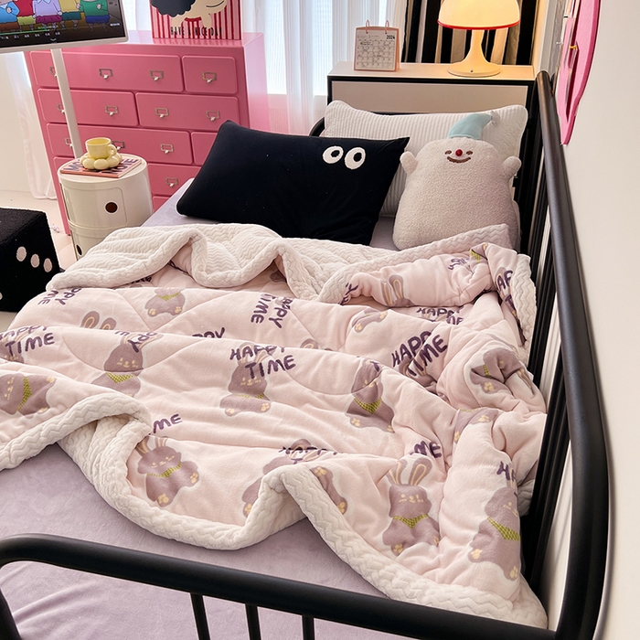 91家纺网 家纺一手货源 找家纺 HL原创 2024新款三层加厚牛奶绒盖毯被毯子 三层加厚盖毯被-紫韵兔兔