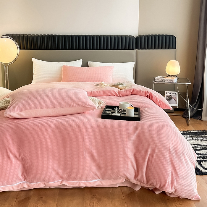 91家纺网 家纺一手货源 找家纺 雅居纺家纺 2024新款简约风雕花绒四件套 华夫格绒-奶油粉