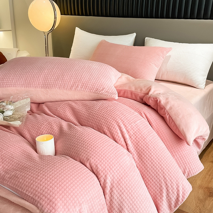 91家纺网 家纺一手货源 找家纺 雅居纺家纺 2024新款简约风雕花绒四件套 华夫格绒-奶油粉