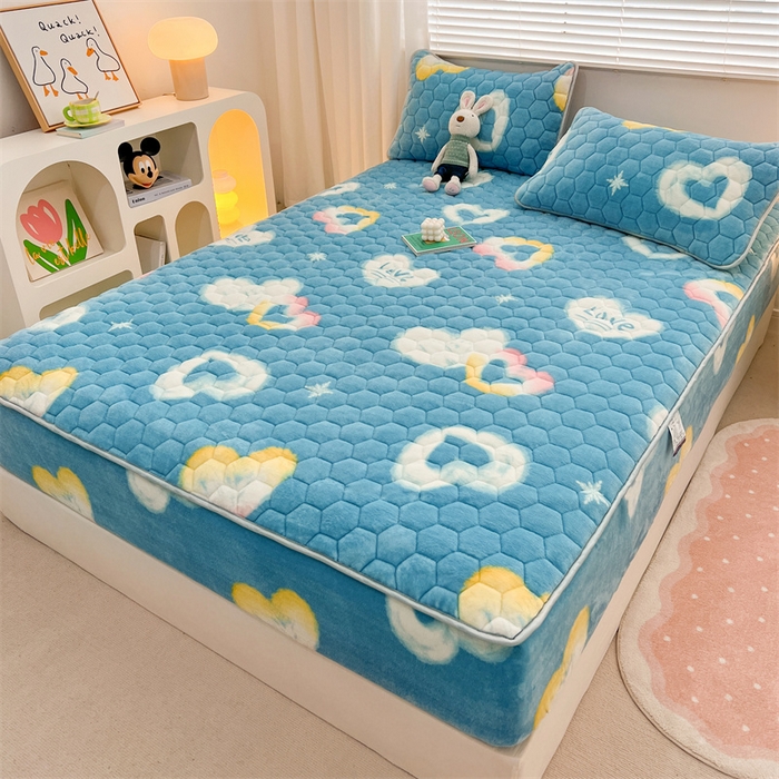 91家纺网 家纺一手货源 找家纺 梦舒羽 2025新款牛奶绒夹棉床笠三件套床罩床单床盖护垫套 彩虹甜心