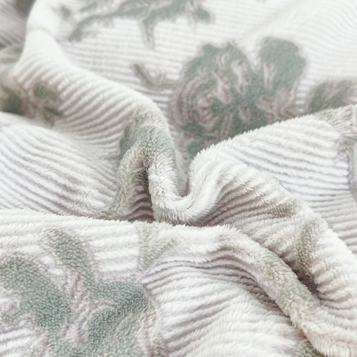 91家纺网 家纺一手货源 找家纺 金麦家纺 2024新款冬日暖阳系列A类牛奶雕花绒四件套 花意浓-灰