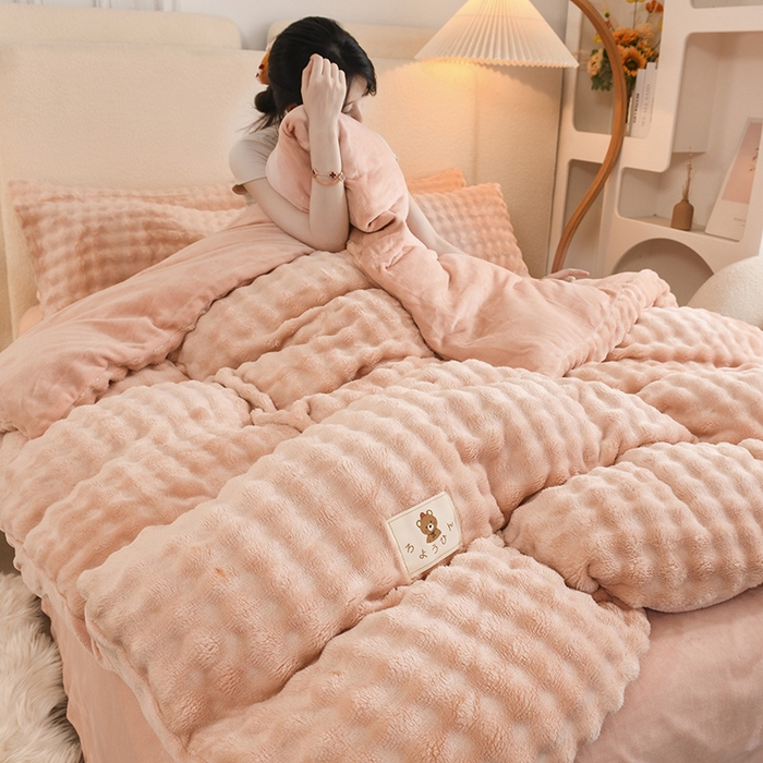 91家纺网 家纺一手货源 找家纺 卡迪亚家纺 2024新款亲肤舒适泡泡绒四件套 玉粉