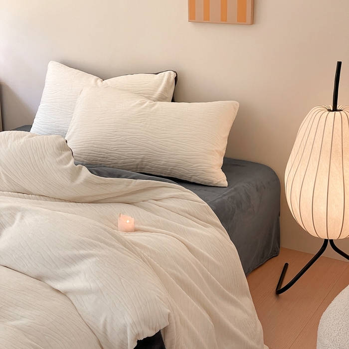 91家纺网 家纺一手货源 找家纺 雅居纺家纺 2024新款简约风雕花绒四件套 威廉-白