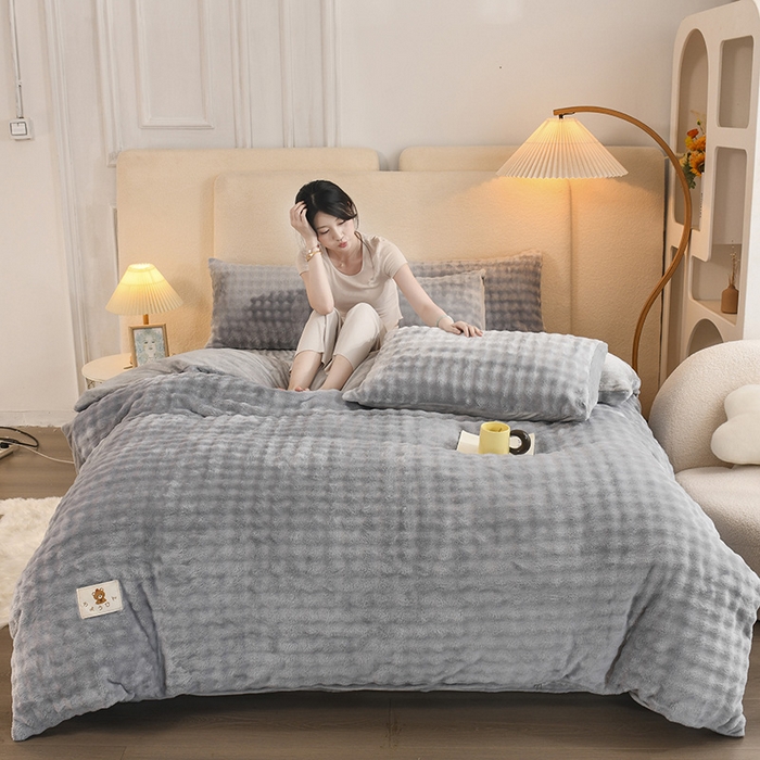 91家纺网 家纺一手货源 找家纺 卡迪亚家纺 2024新款亲肤舒适泡泡绒四件套 浅灰