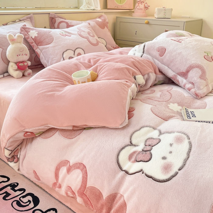 91家纺网 家纺一手货源 找家纺 沐慕 2024新款卡通印花雪花绒四件套加厚牛奶绒四件套 花花粉兔