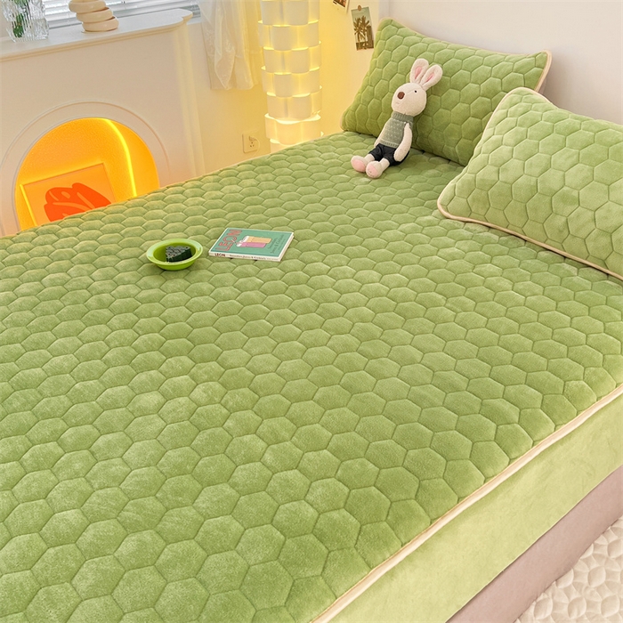 91家纺网 家纺一手货源 找家纺 梦舒羽 2025新款牛奶绒夹棉床笠三件套床罩床单床盖护垫套 抹茶绿