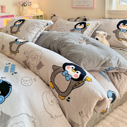 名兮 2024新款卡通时尚风高克重牛奶绒四件套 企鹅宝宝