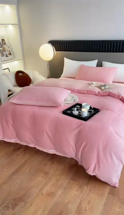 91家纺网 家纺一手货源 找家纺 雅居纺家纺 2024新款简约风雕花绒四件套 华夫格绒-奶油粉