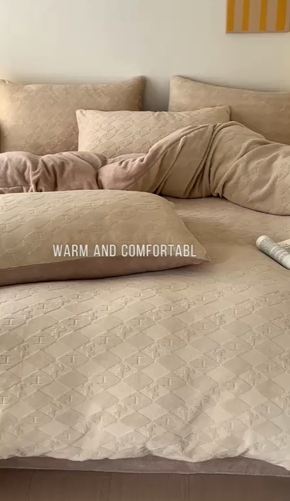 91家纺网 家纺一手货源 找家纺 雅居纺家纺 2024新款简约风雕花绒四件套 绅士-驼色