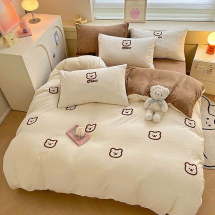 雅居纺家纺 2024新款高克重牛奶绒毛巾绣四件套 小熊-白咖