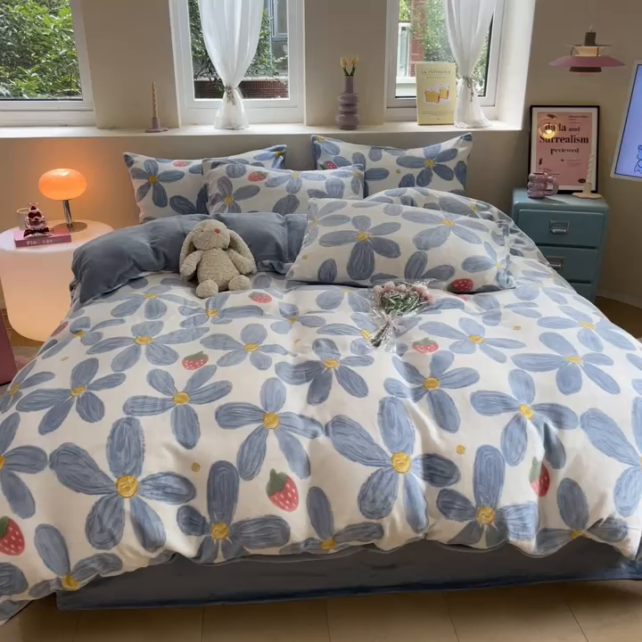 91家纺网 家纺一手货源 找家纺 雅居纺家纺 2024新款高克重印花牛奶绒四件套 蓝墨花朵