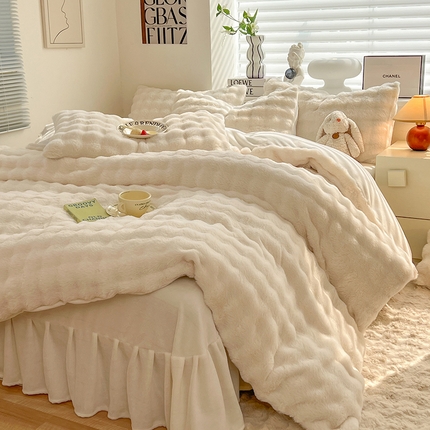 91家纺网 家纺一手货源 找家纺 欧冠家纺 2024秋冬新款纯色泡泡绒和七彩泡泡床裙款四件套 泡泡-奶白色