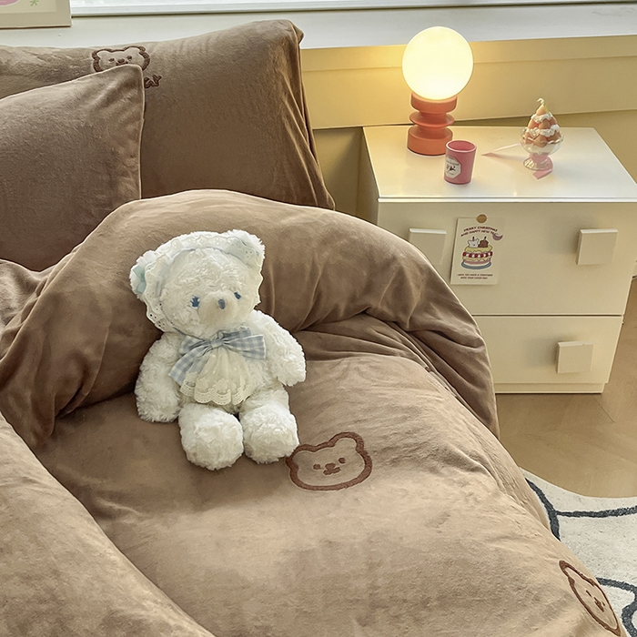 91家纺网 家纺一手货源 找家纺 雅居纺家纺 2024新款高克重牛奶绒毛巾绣四件套 小熊-咖