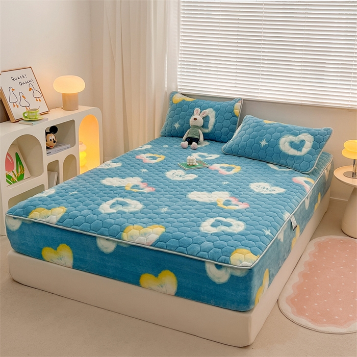 91家纺网 家纺一手货源 找家纺 梦舒羽 2025新款牛奶绒夹棉床笠三件套床罩床单床盖护垫套 彩虹甜心