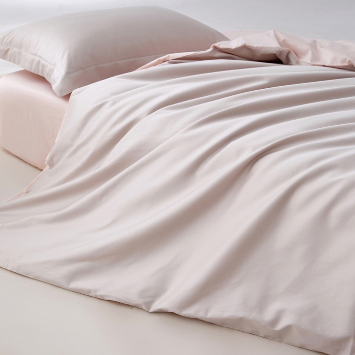 91家纺网 家纺一手货源 找家纺 轩和家居 2024新款简约纯色50s长绒棉贡缎四件套 迷雾灰+夏恋粉