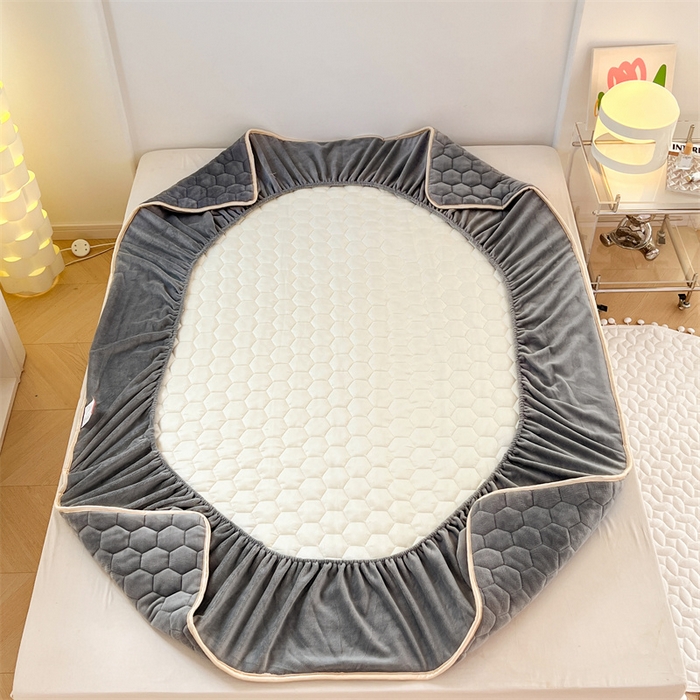 91家纺网 家纺一手货源 找家纺 梦舒羽 2025新款牛奶绒夹棉床笠三件套床罩床单床盖护垫套 山茶灰