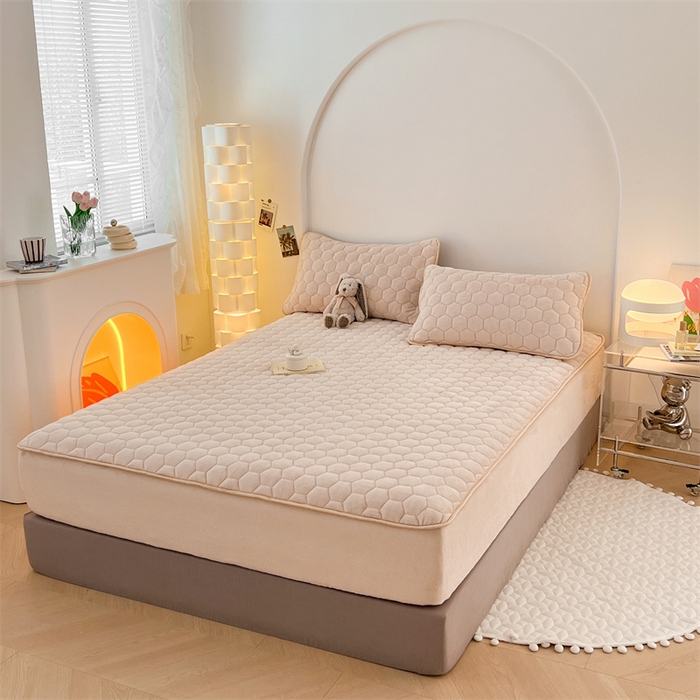 91家纺网 家纺一手货源 找家纺 梦舒羽 2025新款牛奶绒夹棉床笠三件套床罩床单床盖护垫套 卡其米