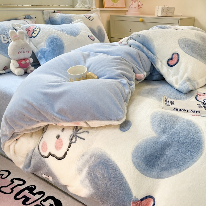 91家纺网 家纺一手货源 找家纺 沐慕 2024新款卡通印花雪花绒四件套加厚牛奶绒四件套 爱心小熊