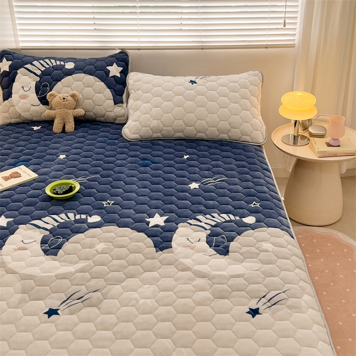 91家纺网 家纺一手货源 找家纺 梦舒羽 2025新款牛奶绒夹棉床笠三件套床罩床单床盖护垫套 月色