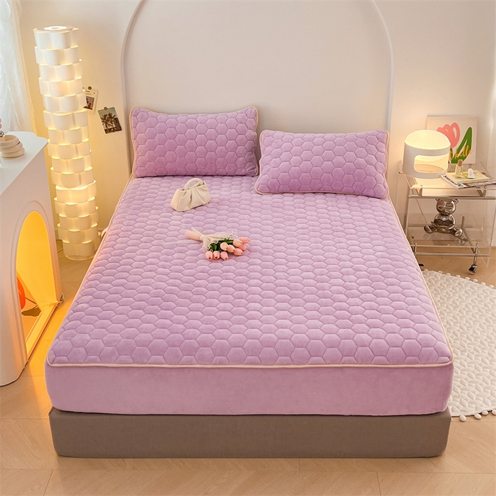 91家纺网 家纺一手货源 找家纺 梦舒羽 2025新款牛奶绒夹棉床笠三件套床罩床单床盖护垫套 香芋紫