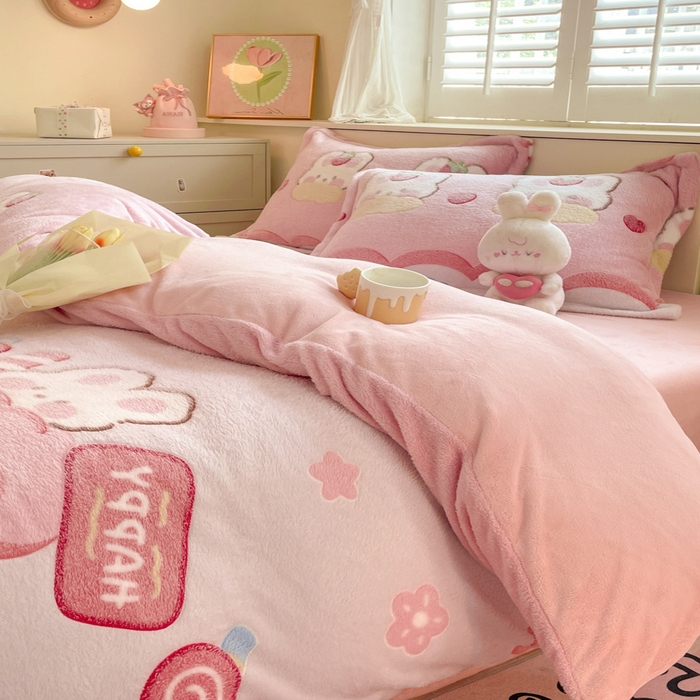 91家纺网 家纺一手货源 找家纺 沐慕 2024新款卡通印花雪花绒四件套加厚牛奶绒四件套 蛋糕兔