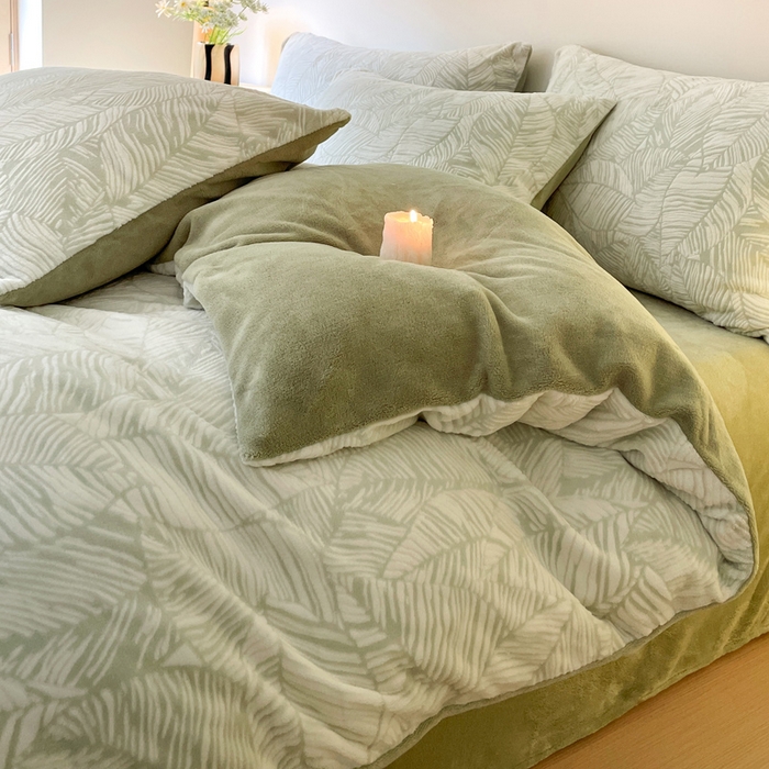 91家纺网 家纺一手货源 找家纺 雅居纺家纺 2024新款花卉雕花绒四件套 绿色树叶