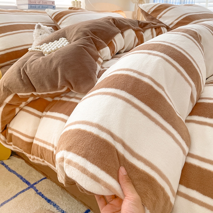 91家纺网 家纺一手货源 找家纺 雅居纺家纺 2024新款高克重印花牛奶绒四件套 咖色竖条