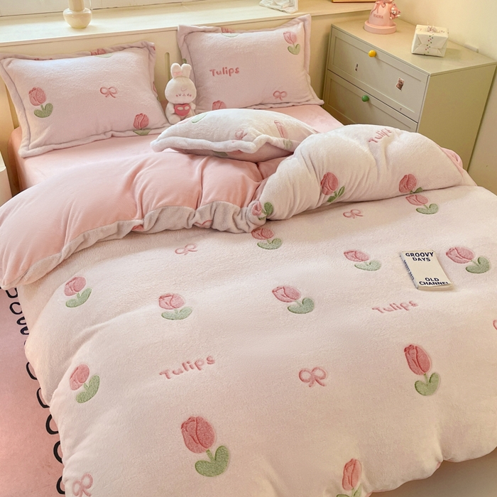 91家纺网 家纺一手货源 找家纺 沐慕 2024新款卡通印花雪花绒四件套加厚牛奶绒四件套 粉嫩郁金香