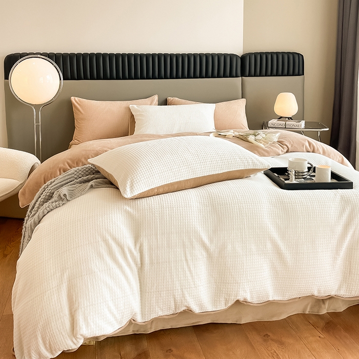 91家纺网 家纺一手货源 找家纺 雅居纺家纺 2024新款简约风雕花绒四件套 华夫格绒-白卡其